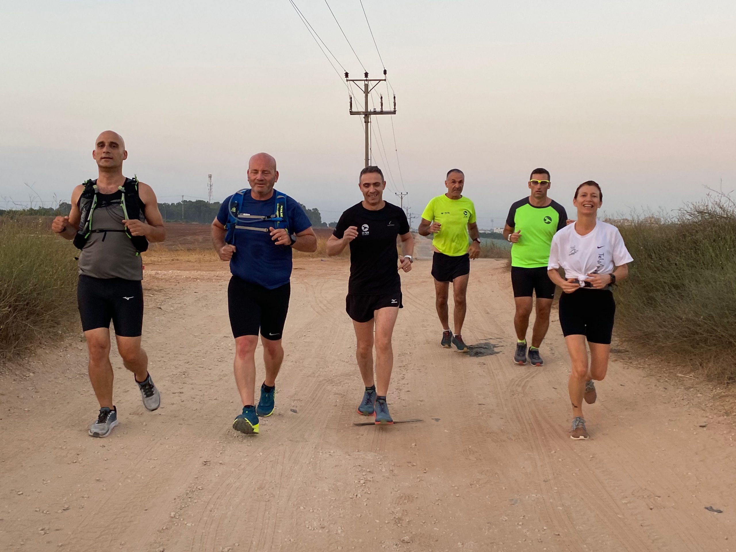 קבוצת ריצה מוקדם בבוקר בכפר - סבא
