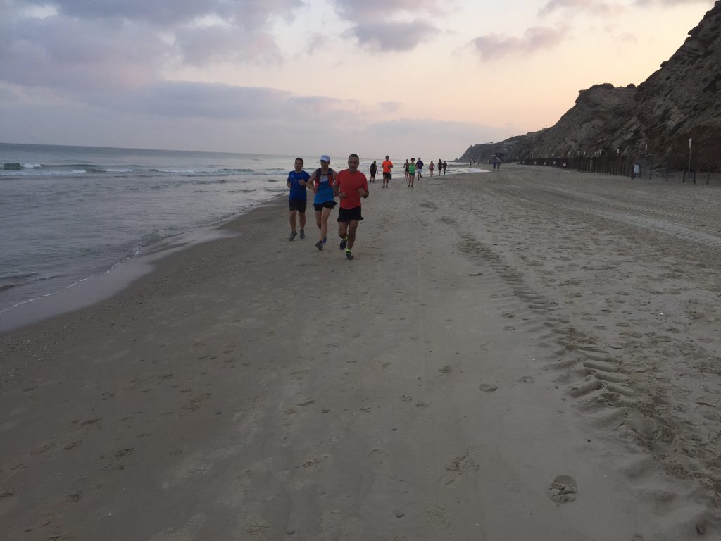 קבוצת ריצה מוקדם בבוקר: רצים עם אסף לב