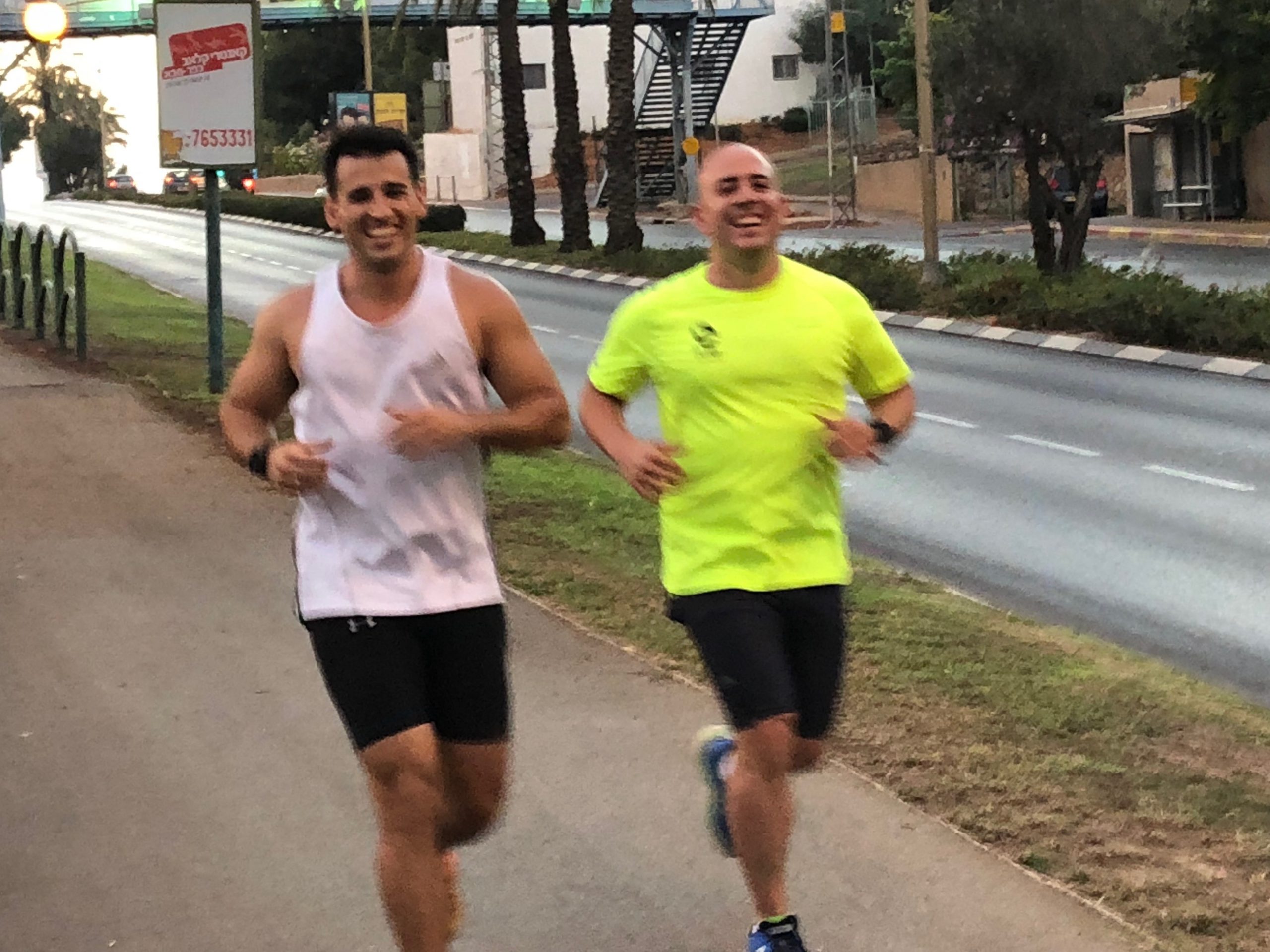 רצים בכפר - סבא מוקדם בבוקר בקבוצה: רצים עם אסף